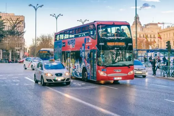 Bus turístico de Madrid City Tour recorriendo la ciudad