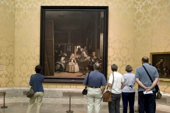 Grupo visitando Las Meninas en el Museo del Prado