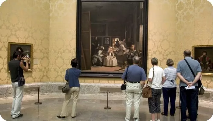 Turistas visitando Las Meninas en el Museo del Prado de Madrid