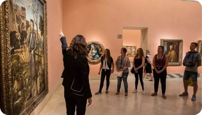 Juliá Travel's guide explaining a painting to a group of tourist in the Thyssen- Bornemisza Museum in Madrid