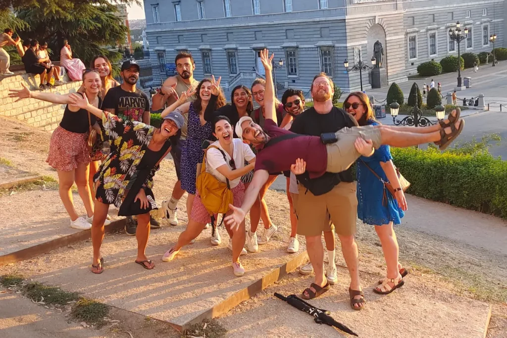 Eine Gruppe von Touristen vor der Kathedrale von Madrid