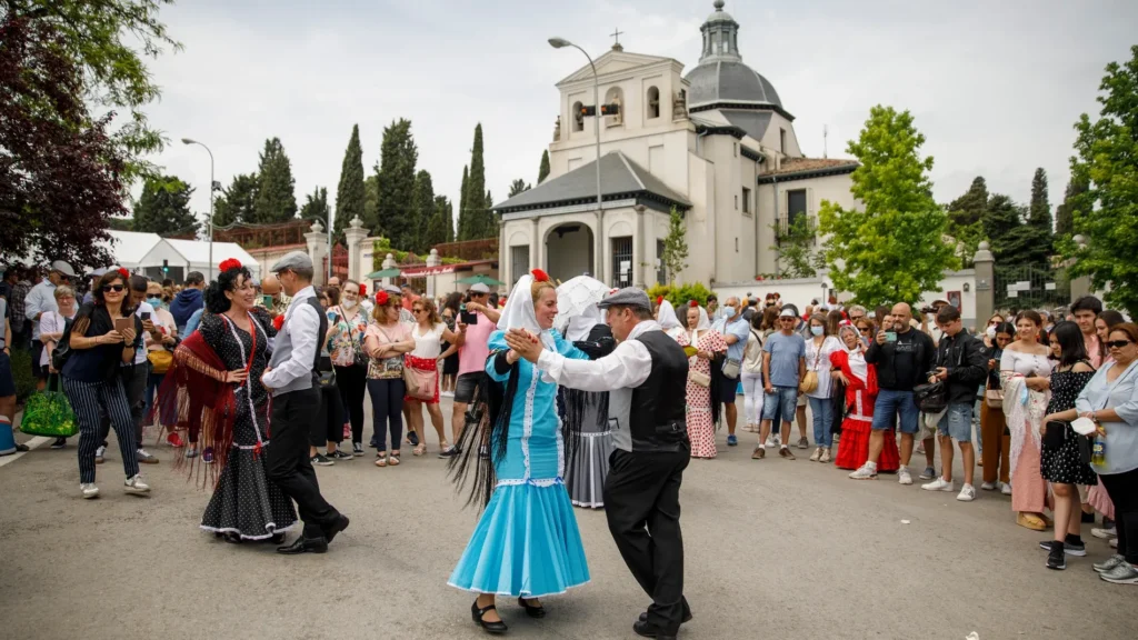 chulapos bailando en las fiestas de San Isidro en Madrid